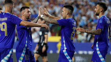 Messi lập cú đúp cho Argentina và rút ngắn khoảng cách với Ronaldo