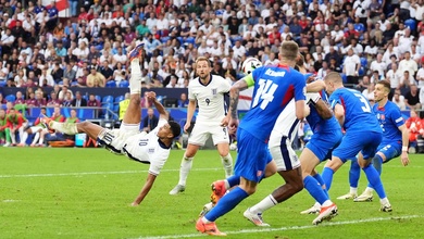 Bellingham tái hiện cú đá trên cao của Ronaldo giải cứu tuyển Anh ở phút 95