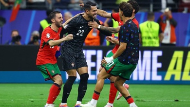 Roberto Martinez bênh vực Ronaldo, nói về "con bài tủ" bất ngờ của Bồ Đào Nha