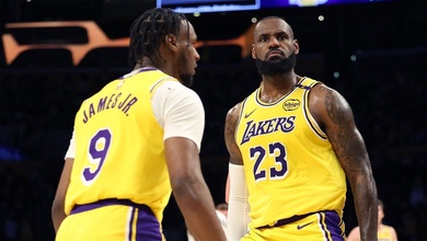 Cùng ra sân ngày mở màn giải đáu, cha con LeBron James làm nên lịch sử bóng rổ NBA