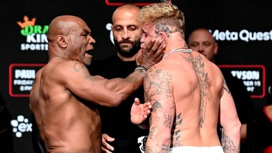 Mike Tyson thẳng tay tát Jake Paul: Lý do từ pha "lỡ chân"?