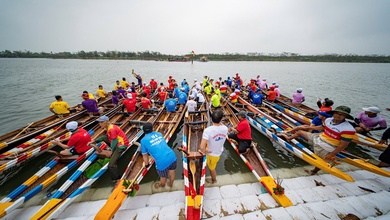 Sôi nổi đua ghe truyền thống chào mừng TP. Huế trở thành trực thuộc Trung ương