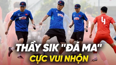 HLV Kim Sang Sik “đá ma” cực vui nhộn