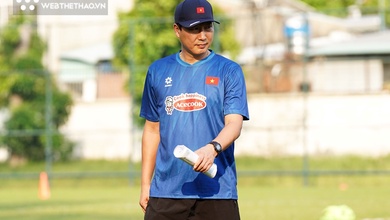 HLV Kim Sang Sik gặp khó trước ngày đấu Man United