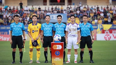 Bi hài trọng tài V.League: Quên cả luật, HLV ngán ngẩm