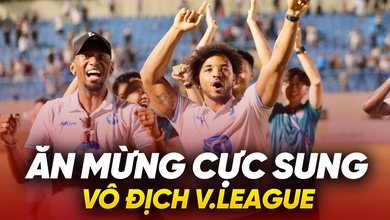 Khoảnh khắc Xuân Son nhảy cực sung ăn mừng chức vô địch V.League thứ 2 cùng CLB Nam Định