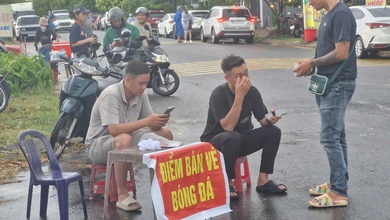 Giá vé xem cựu cầu thủ M.U đá ở Đà Nẵng giảm sốc: “Rao” 50.000 đồng/vé