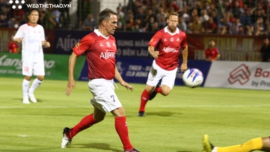 Đẳng cấp Quỷ đỏ đích thực ở Michael Owen phô diễn trên sân Hòa Xuân