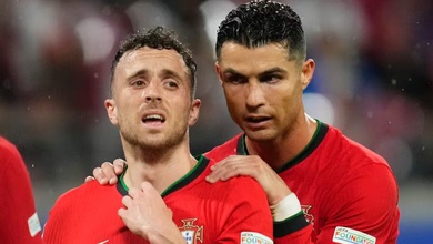 Cristiano Ronaldo bàng hoàng trước cái chết của Diogo Jota