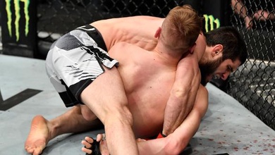 Cựu vương UFC Islam Makhachev đánh đối thủ cầu xin trọng tài dừng trận