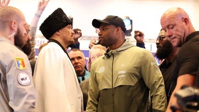 Usyk vs Dubois 2 chứng kiến hai võ sỹ face-off sôi sục