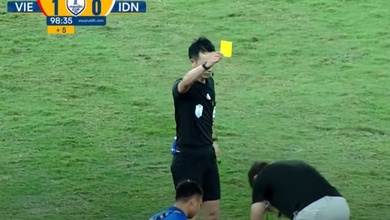 HLV Kim Sang Sik chắp tay lạy trọng tài, trợ lý Indonesia nhận thẻ đỏ vì “chơi bẩn”