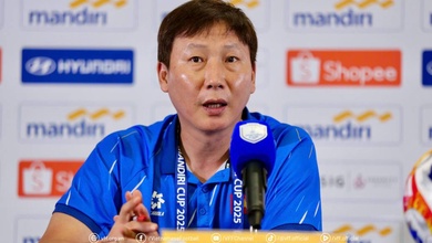 HLV Kim Sang Sik lý giải “chiêu” rải chai nước cản U23 Indonesia ném biên