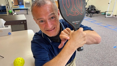 Cổ tay bị đau khi chơi pickleball? Nguyên nhân và cách hồi phục