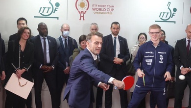 Tổng thống Pháp gặp gỡ tuyển bóng bàn Trung Quốc và Pháp dự ITTF Mixed Team World Cup tại Thành Đô