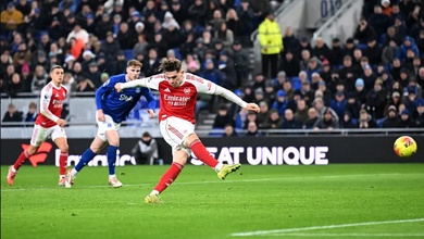 Gyokeres ghi bàn thắng quyết định cho Arsenal với tranh cãi về VAR