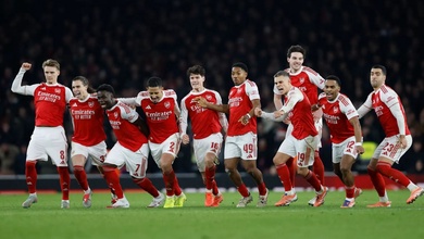 "Tội đồ" đá phản lưới nhà và sút hỏng penalty giúp Arsenal vào bán kết Cúp Liên đoàn