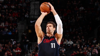 Brook Lopez lập kỷ lục ném 3 điểm ở tuổi 37, sánh ngang Curry và LeBron James