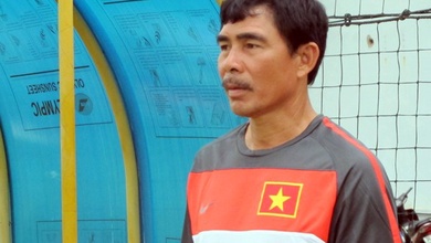 Xâm phạm thân thể trọng tài ở giải U19 Quốc gia, HLV Đinh Văn Dũng bị phạt cực nặng