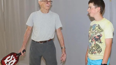 Tuổi tác chỉ là con số: Câu chuyện truyền cảm hứng của Nelson Fischer – tay vợt pickleball 95 tuổi