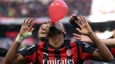 Vì sao Nkunku lại ăn mừng bàn thắng cho AC Milan với quả bóng bay màu đỏ?