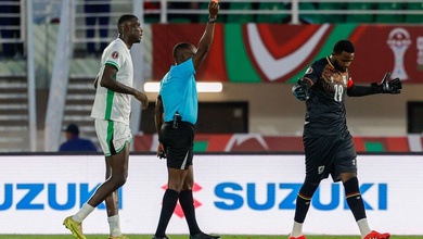 Đội bóng châu Phi sử dụng 3 thủ môn trong một trận và chiếc thẻ đỏ kỳ lạ
