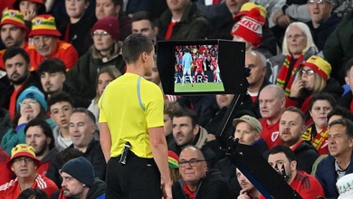 Những điều mới mẻ trong năm 2026: Từ luật việt vị đến VAR cho thẻ vàng thứ hai