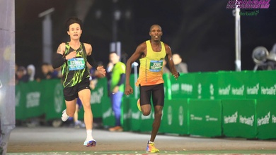 Nguyễn Trung Cường và Edwin Kiptoo đua cực "gắt" phía sau Hoàng Nguyên Thanh ở đường chạy VIHM 2026