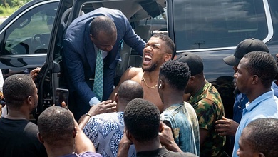 Tài xế chở Anthony Joshua gây tai nạn chết 2 người bị truy tố vì... không có bằng lái