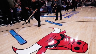 Sự cố sân bãi hy hữu tại NBA: Băng tan dưới sàn gỗ khiến hai CLB và 13.000 CĐV ngậm ngùi ra về