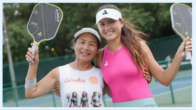 Pickle Peacock: Mẹ Anna Bright và câu chuyện thời trang pickleball đầy sắc màu
