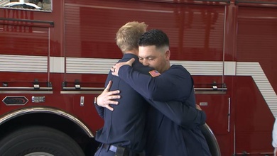 Huấn luyện viên trung học tái ngộ lính cứu hỏa đã cứu sống mình trên sân pickleball