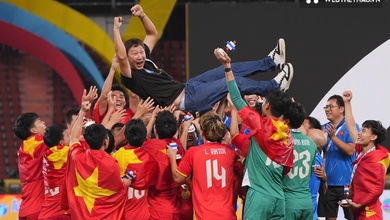 Thành tích vô tiền khoáng hậu giúp HLV Kim Sang Sik tiến gần Cúp Chiến thắng 2025