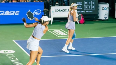 Lội ngược dòng ngoạn mục, Waters và Bright tiến vào chung kết đôi nữ