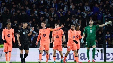 HLV Flick lên tiếng đầy phẫn nộ về trọng tài sau trận thua của Barcelona