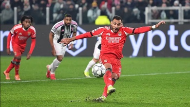 Tiền đạo của Benfica đá hỏng một trong những quả phạt đền tệ nhất lịch sử Champions League