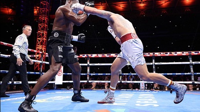 Nhà vô địch tuyệt đối boxing hạng nặng thế giới Oleksandr Usyk nhận giải "Cú đấm knock-out của năm"