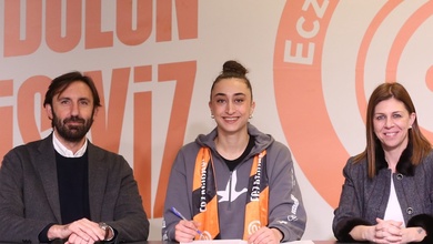 Eczacıbaşı gia hạn hợp đồng với chuyền hai Elif Şahin, khẳng định niềm tin vào trụ cột tương lai