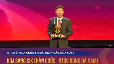 Vinh danh HLV Kim Sang Sik ở hạng mục Chuyên gia xuất sắc Cúp Chiến thắng 2025