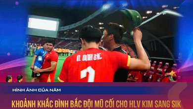 Khoảnh khắc Đình Bắc đội mũ cối cho HLV Kim Sang Sik là Hình ảnh của năm Cúp Chiến Thắng 2025