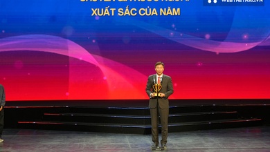 HLV Kim Sang Sik tri ân tiền bối Park Hang Seo khi nhận giải Cúp Chiến thắng