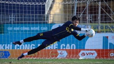 Thủ môn Cao Văn Bình nếm trải thất bại ngày trở lại V.League