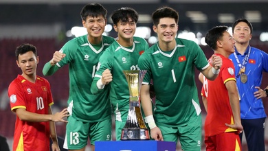 Không ngủ quên trên hào quang U23 châu Á, hai thủ môn trẻ ghi điểm mạnh với HLV Kim Sang Sik