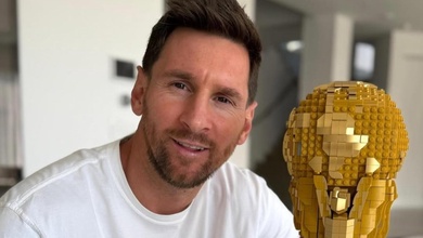 Messi tự tay hoàn tất bản sao cúp vàng thế giới tại nhà