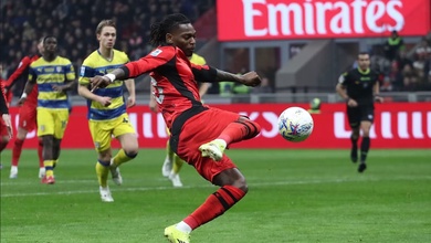 Bàn thua gây tranh cãi khiến AC Milan hết hy vọng vô địch Serie A