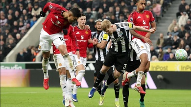 Man Utd thua đau ở phút 90 dù chơi hơn người suốt 45 phút