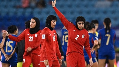 Cầu thủ nữ Iran phát tín hiệu cầu cứu trên xe buýt giữa vòng vây người biểu tình tại Úc