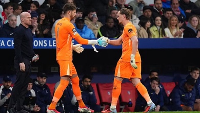 Thủ môn Tottenham mắc sai lầm nghiêm trọng và bị thay ra sau 17 phút trong nước mắt