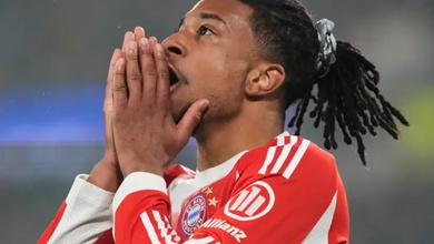 Olise của Bayern có thể bị treo giò ở tứ kết Champions League do "tẩy thẻ"