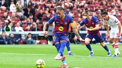Raphinha lập lại thành tích của Messi cho Barcelona sau 7 năm bằng cú hat-trick